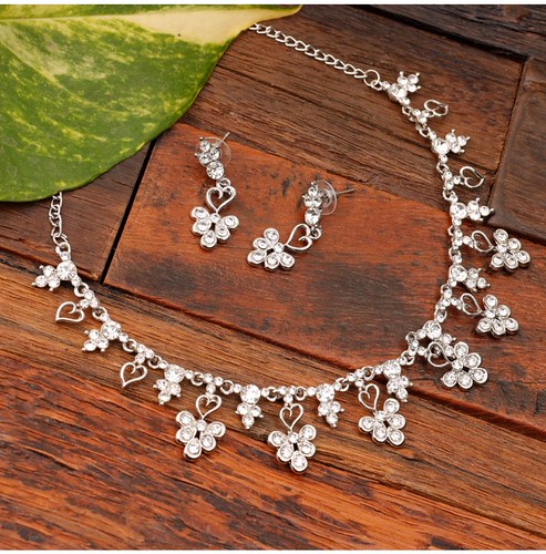 Women's Rose Gold Plated Alloy Kundan Earrings &amp; Mangtikka (Red &amp; Green)