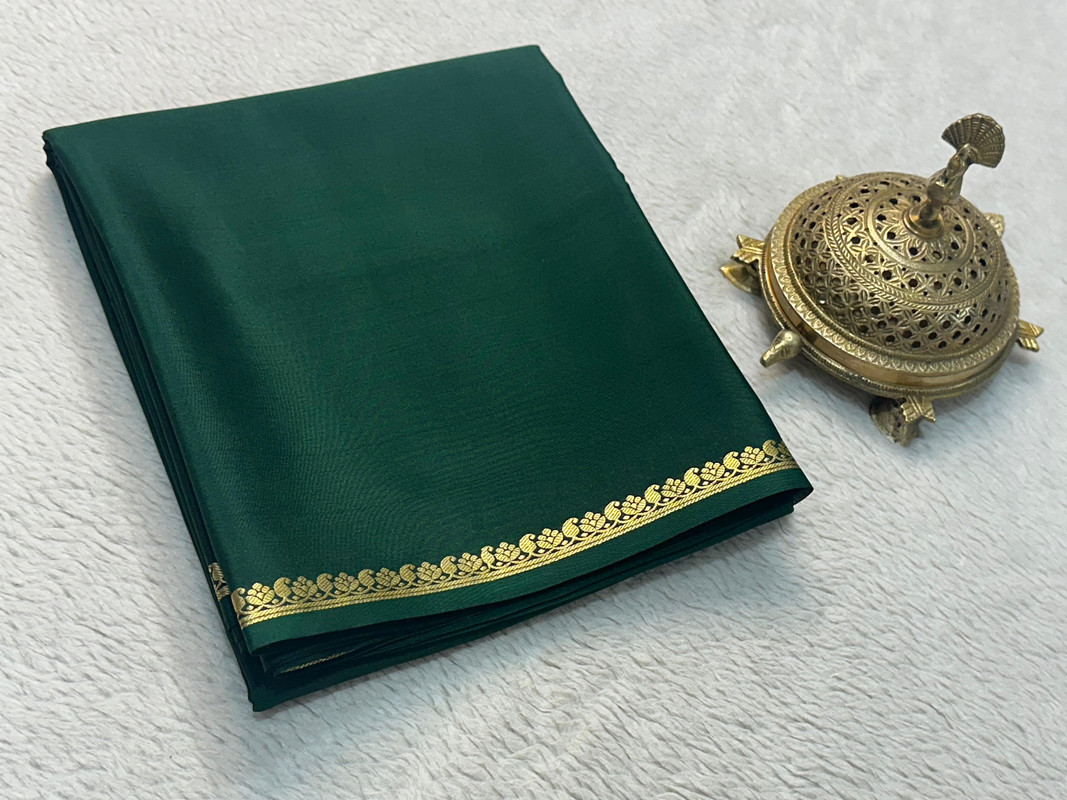 Women's Crepe Chit Pallu Solid Saree With Unstitched Blouse 5.5Mtr (Green)