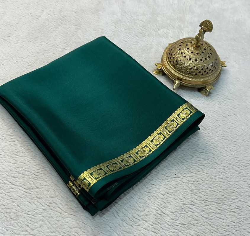 Women's Crepe Chit Pallu Solid Saree With Unstitched Blouse 5.5Mtr (Green)