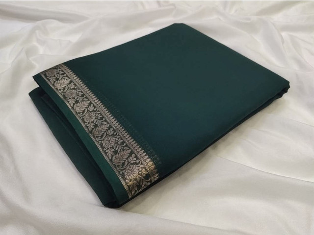 Women's Crepe Chit Pallu Solid Saree With Unstitched Blouse 5.5Mtr (Bottle Green)